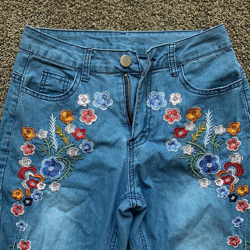 Flower embroidered high rise flare jeans - Picture 3 of 13